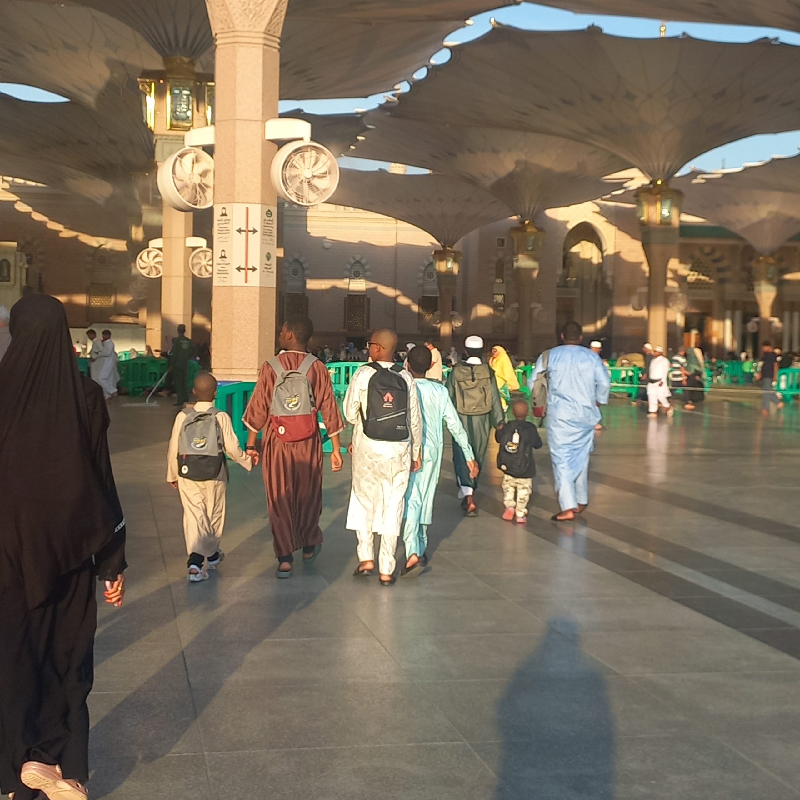Groupe d'enfants devant la Mosquée du Prophète