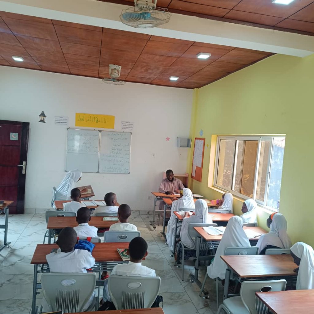 Élèves en activité de lecture